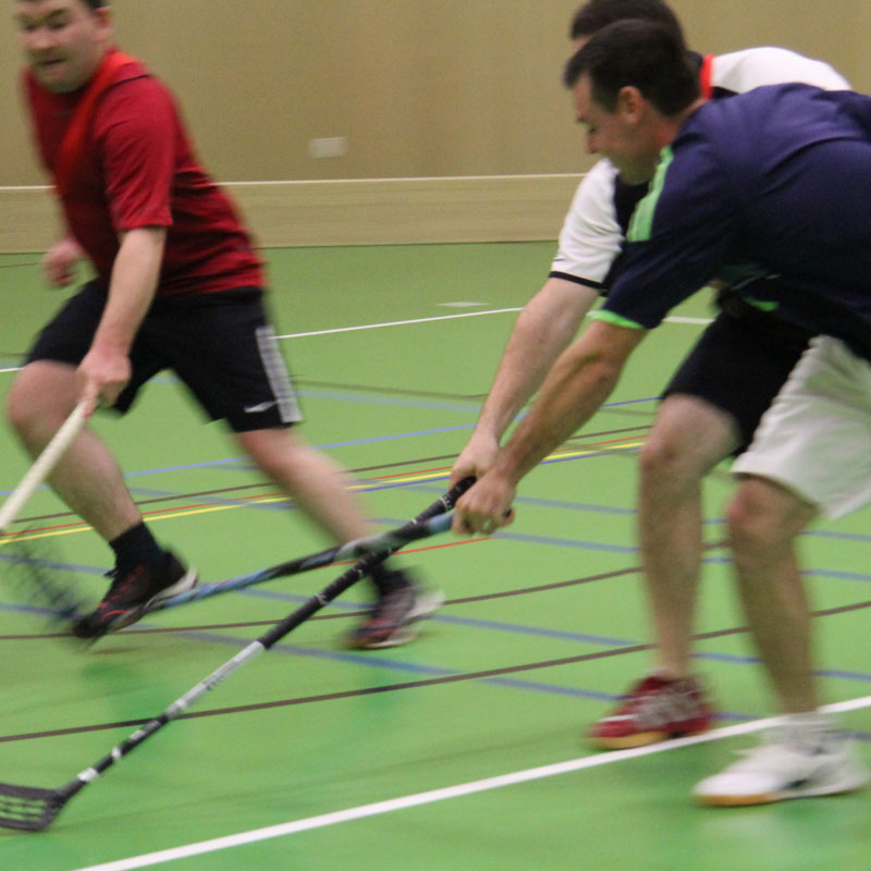 Spielszene des Fun Unihockey Vereins in der Turnhalle Kreuzfeld 3 Langenthal
